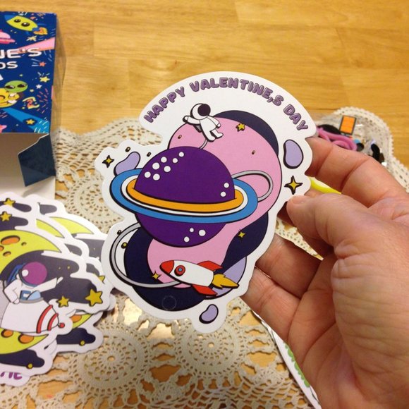 Valentine's Day Cards with gift keychains, spacemen, aliens and planets - Picture 5 of 10